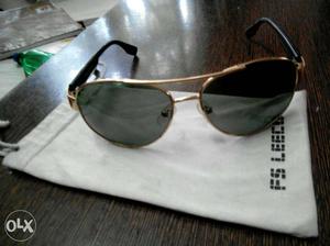 Ray-Ban printed on top. 1 time used and without no scratches