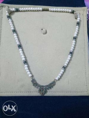 White And Silver Beaded Necklace