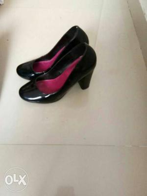 Women's Black Leather Close-toe High Heels