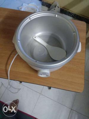 Bajaj Electric cooker,3-4 times used only