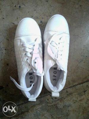Pair Of White Sport Low Top Shoes of size 6