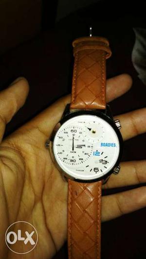 Round Silver And White Roadies Chronograph Watch With Brown
