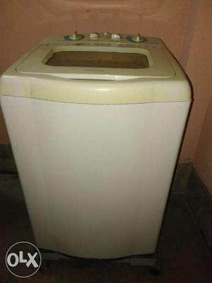 Samsung karishma 5 kg, semi auto single tub 5 yrs