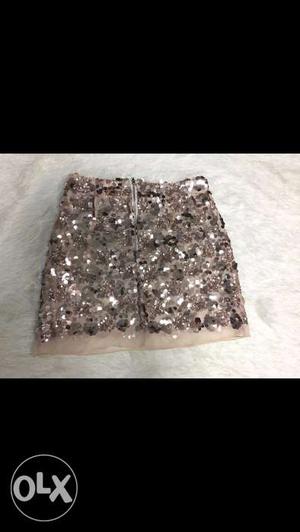 Smart gold sequin mesh mini skirt. High waist,