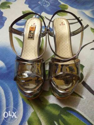 Urgently sell my new sandle, it's very urgent,
