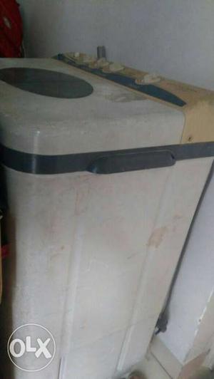 White And Beige Twin-tub Clothes Washer and dryer (dryer not