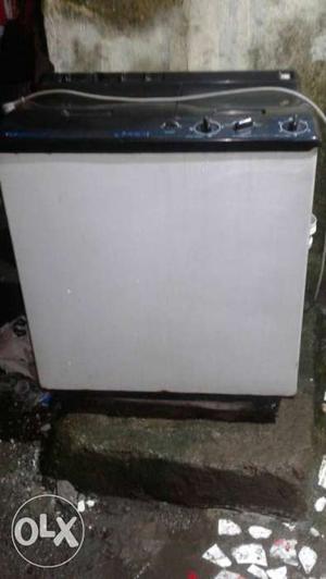 White And Black Twin Tub Washer And Dryer