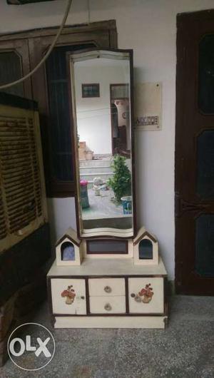 Dressing table available in good condition