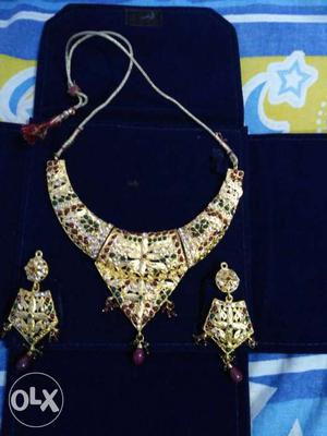 Heavy necklace with earrings