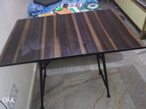 I want to sell my new table because I leave Delhi