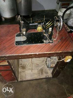 It is 8 year old stiching machine i want to sell