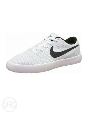 Unpaired White-and-black Nike SB