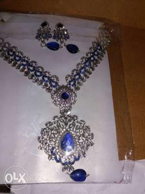 Beautiful blue neklace with earrings