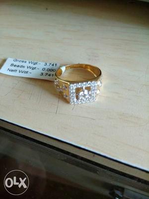 Brand New Gold Jents Ring wet 