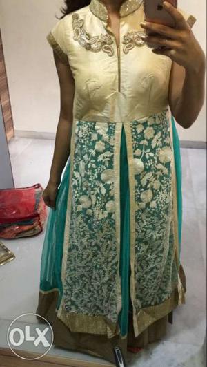 Fresh new piece, Women's Beige And Teal Floral Sari