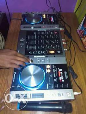 This is pioneer cdj200 with mixer it is very good