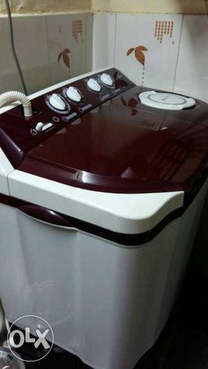Maroon And White All-in-one Portable Plastic Washer And