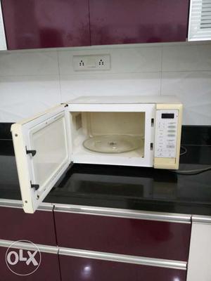 Panasonic 27ltr microwave oven.
