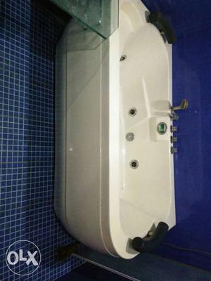 Used johnson jacuzzi bath tub.xtra large size. in