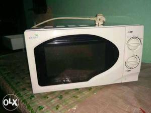 White Knob Microwave Oven