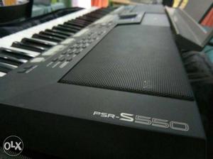Black Electronic Keyboard PSR-S550