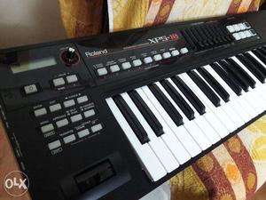 Less used ROLAND XPS 10..in very good condition with tones