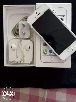 I phone 5s in immaculate condition. Scrachless and wth all