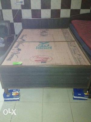 Diwan Bed 4×6 in Very Good condition only 8Minth