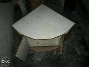 It's good tv carnor table hight 3.5 ft and wide