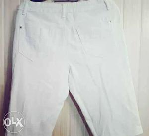 White Shorts from the Brand of DKNY Jeans in good Quality