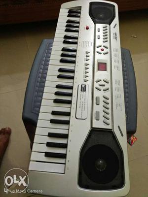 4 octave keyboard for kids. excellent condition