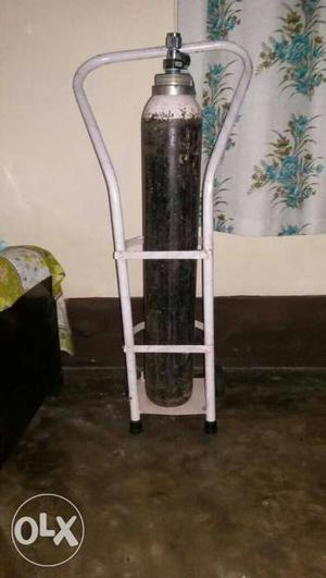 Oxygen cylinder with stand