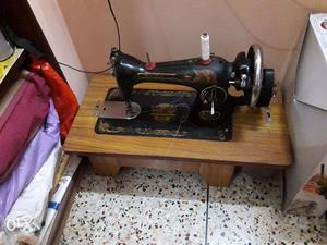 Singar sewing machine good condition