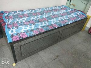 6×3 Singal bed wit mattress for sell