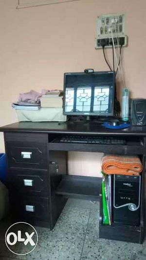 Computer table with drawers, in good condition,