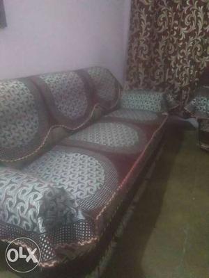 Gray And Red Fabric 5set sofa set very good candition 45days