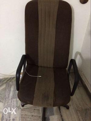 Office eevolving chair for sale in good condition.
