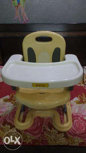 Portable feeding baby chair It has a removable