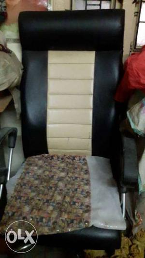 Revolving chair good condition urgent sell