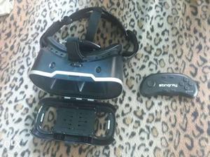 VR goggles for sale * with gaming remote *