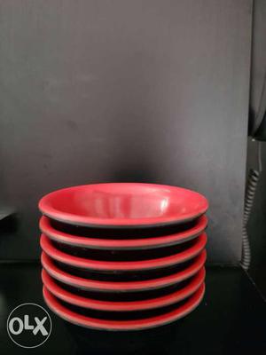 Colour combinations of red and black small bowls
