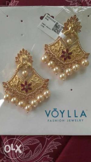 A pair of beautiful voylla crystal dangle earring