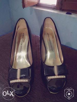 Black leather heel shoe for ladies