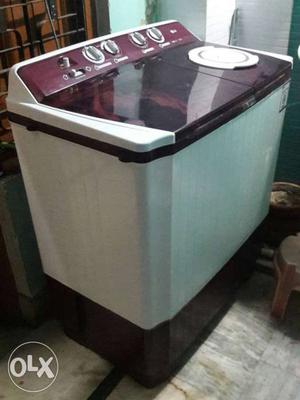 Brown And White Twin-tub Washing Machine