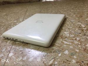 Macbook dual. core 6 gb 500 gb 13 inc