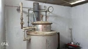 Pressure cooking boiler with vessels and Iddle maker