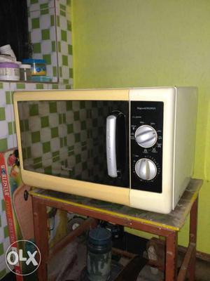 White Microwave Oven Whirlpool 20 ltr 3 year old but all