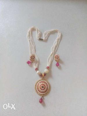 Beautiful new necklace with earing in pearl and