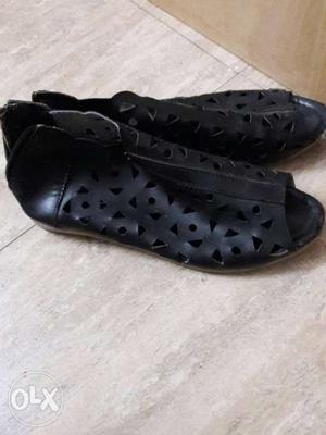 Black sandals size 5/6