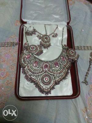 Necklace with all other accessories one time used